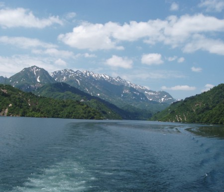 奥只見湖遊覧船よりの荒沢岳（1968m)